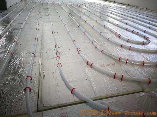 青島德沃幼兒園空氣源熱泵項(xiàng)目施工案例地暖施工、主機(jī)施工，空氣源熱泵項(xiàng)目調(diào)試成功，項(xiàng)目展示實(shí)例——空氣源熱泵地暖鋪管