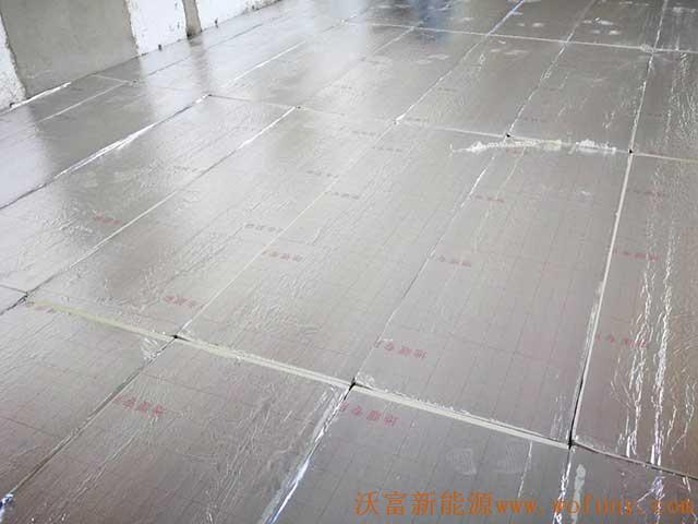 青島德沃幼兒園空氣源熱泵項(xiàng)目施工案例地暖施工、主機(jī)施工，空氣源熱泵項(xiàng)目調(diào)試成功，項(xiàng)目展示實(shí)例——空氣源熱泵地暖鋪管4