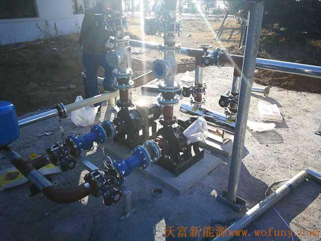 青島德沃幼兒園空氣源熱泵項(xiàng)目施工案例地暖施工、主機(jī)施工，空氣源熱泵項(xiàng)目調(diào)試成功，項(xiàng)目展示實(shí)例——空氣源熱泵管路連接