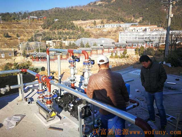 青島德沃幼兒園空氣源熱泵項(xiàng)目施工案例地暖施工、主機(jī)施工，空氣源熱泵項(xiàng)目調(diào)試成功，項(xiàng)目展示實(shí)例——空氣源熱泵管路連接1