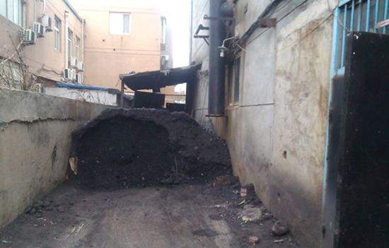 截至到2016年年底，我國北方地區城鄉建筑取暖總面積約206億平方米，其中燃煤取暖占了83%，取暖用煤年消耗4億噸標煤，其中散燒煤約2億噸標煤，主要分布在農村地區。”